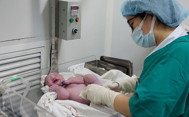 Em bé đầu tiên được thụ tinh trong ống nghiệm tại Bệnh viện Sản - Nhi Bắc Giang chào đời ảnh 1 Em bé đầu tiên được thụ tinh trong ống nghiệm tại Bệnh viện Sản - Nhi Bắc Giang chào đời ảnh 1