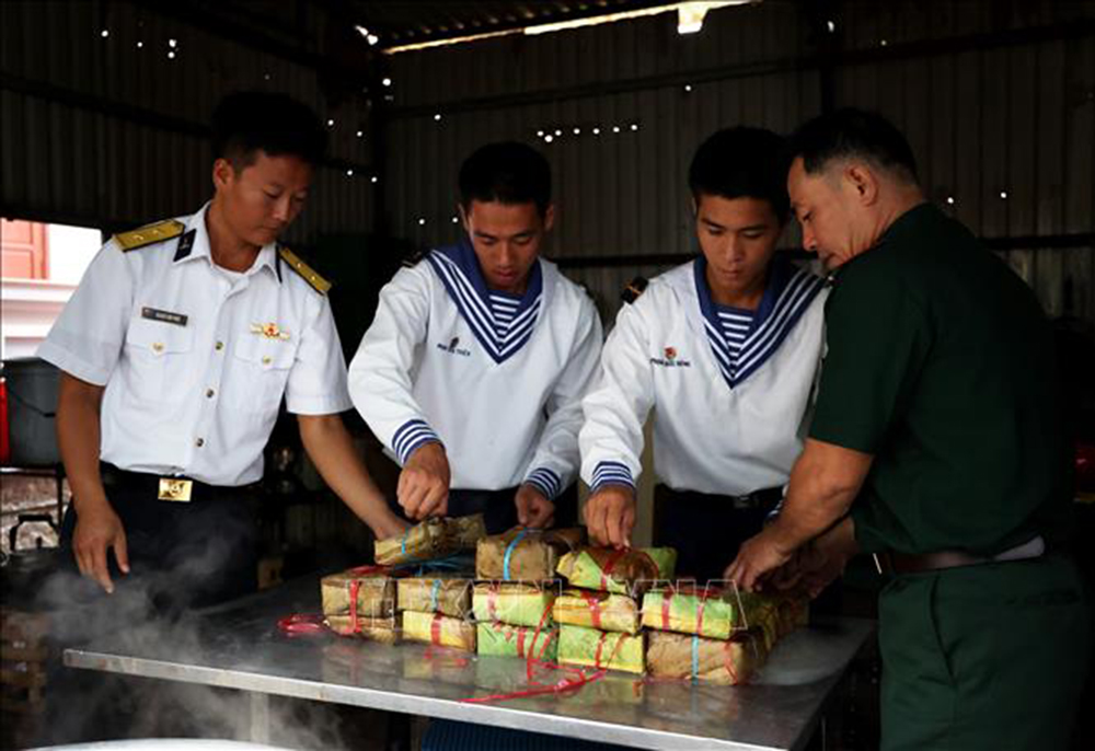Quân dân ở Trường Sa thi gói bánh chưng đón Tết ảnh 1