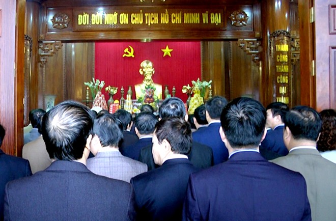 Đoàn đại biểu tỉnh Yên Bái viếng Nghĩa trang liệt sỹ tỉnh và dâng hương Chủ tịch Hồ Chí Minh ảnh 3 Đoàn đại biểu tỉnh Yên Bái viếng Nghĩa trang liệt sỹ tỉnh và dâng hương Chủ tịch Hồ Chí Minh ảnh 3