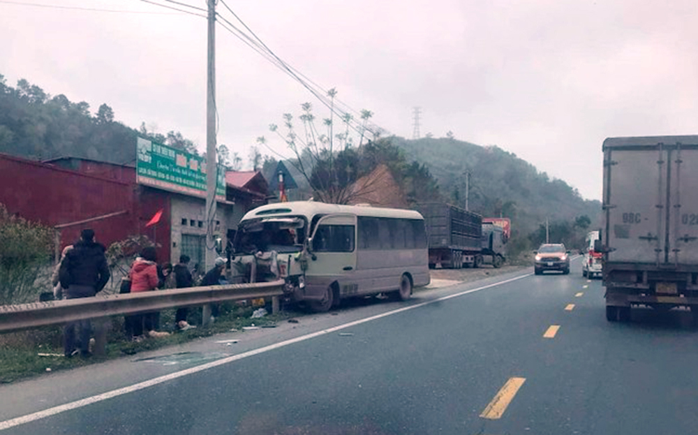 Kinh hãi ô tô khách xuyên vào lan can ven quốc lộ 1A, nhiều người bị thương ảnh 1 Kinh hãi ô tô khách xuyên vào lan can ven quốc lộ 1A, nhiều người bị thương ảnh 1