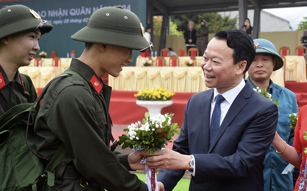 Bí thư Tỉnh ủy Đỗ Đức Duy dự Lễ tiễn 215 tân binh huyện Văn Yên lên đường làm nhiệm vụ bảo vệ Tổ quốc ảnh 1 Bí thư Tỉnh ủy Đỗ Đức Duy dự Lễ tiễn 215 tân binh huyện Văn Yên lên đường làm nhiệm vụ bảo vệ Tổ quốc ảnh 1