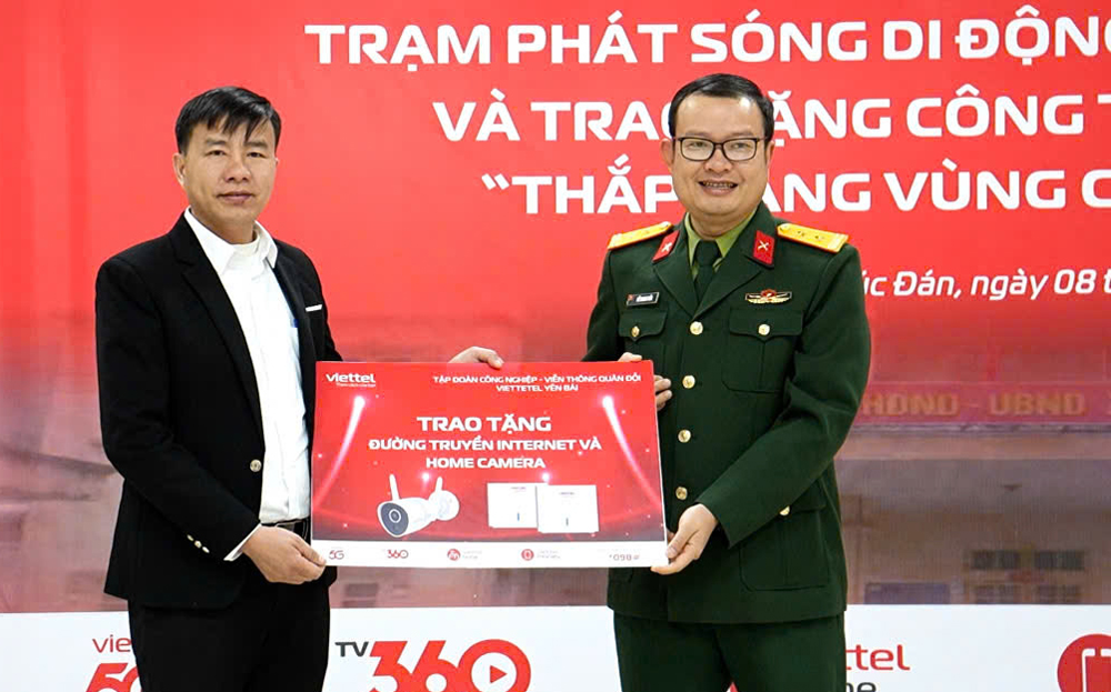 Chủ tịch UBND tỉnh Nguyễn Tuấn Anh dự Lễ khai trương Trạm phát sóng di động thôn Pá Khoang, xã Túc Đán, huyện Trạm Tấu ảnh 4 Chủ tịch UBND tỉnh Nguyễn Tuấn Anh dự Lễ khai trương Trạm phát sóng di động thôn Pá Khoang, xã Túc Đán, huyện Trạm Tấu ảnh 4