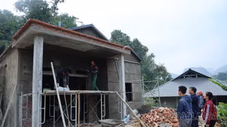 Xã Dương Quỳ dồn lực đẩy nhanh tiến độ làm nhà cho người dân vùng lũ