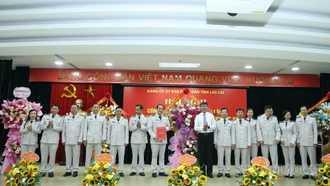Phó Bí thư Tỉnh ủy, Chủ tịch UBND tỉnh Trần Huy Tuấn trao Quyết định thành lập Đảng bộ Chi cục Hải quan khu vực VII