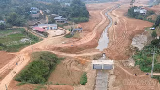 Đẩy nhanh tiến độ san tạo mặt bằng, khôi phục sản xuất tại Làng Nủ