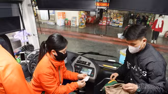 Nhà ga, bến xe nhộn nhịp người dân về quê đón Tết