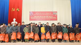 Đoàn công tác của tỉnh thăm, tặng quà, chúc tết tại xã Dìn Chin