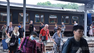 Nhộn nhịp khách quốc tế đến Lào Cai bằng đường sắt