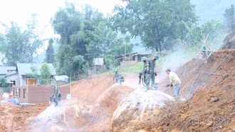 [Ảnh] Bộ đội làm việc xuyên lễ, giúp người dân dựng nhà ở Sàng Ma Sáo