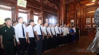 Đoàn đại biểu Công ty Điện lực Lào Cai dâng hương tưởng niệm Chủ tịch Hồ Chí Minh