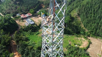 Hoàn thành lắp dựng 6 vị trí cột dự án đường dây 500kV Lào Cai - Vĩnh Yên, đoạn qua tỉnh Lào Cai