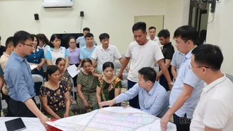 [ẢNH] Cuộc họp trong đêm và lời hứa giúp người dân có cuộc sống tốt hơn