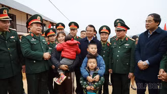 Quân ủy Trung ương, Bộ Quốc phòng bàn giao, tặng quà Nhân dân Làng Nủ