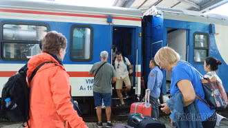 Gần 400 khách du lịch đến Lào Cai trong chuyến tàu đầu tiên sau mưa lũ