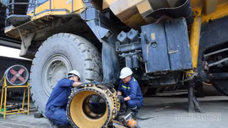 [Ảnh] Bên trong xưởng sửa chữa những siêu xe tải ở Mỏ tuyển đồng Sin Quyền