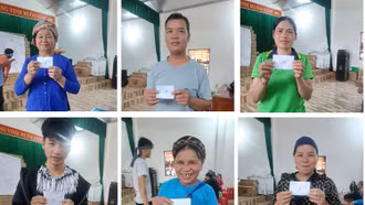 Người dân Làng Nủ bốc thăm lựa chọn vị trí nhà ở tại Khu tái định cư