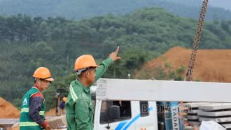 [Ảnh] Lắp dựng những căn nhà đầu tiên ở khu tái thiết Làng Nủ