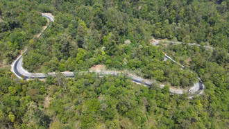 [Ảnh] Tranh thủ từng giờ nắng, thảm nhựa đoạn đường qua rừng già Y Tý