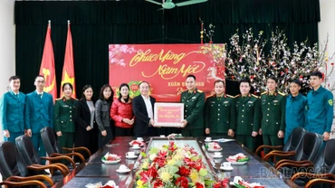 Lãnh đạo xã Bát Xát thăm, chúc Tết các đơn vị làm nhiệm vụ trực Tết
