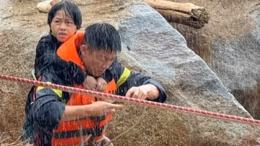 Gồng mình hỗ trợ người dân trong mưa lũ