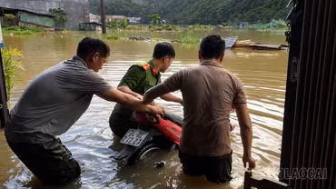 Công an xã Mường Khương xuyên đêm hỗ trợ người dân di dời tài sản, khắc phục hậu quả mưa lớn