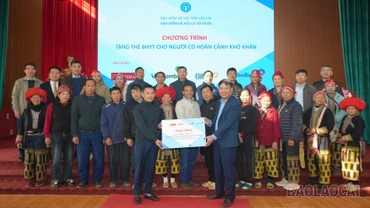 Trao gần 1.800 thẻ bảo hiểm y tế, mang “Tết ấm” đến người nghèo Xuân Bính Ngọ