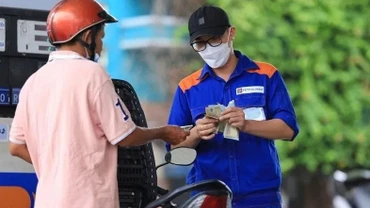 Bộ Chính trị yêu cầu bảo đảm nguồn cung, ổn định giá xăng dầu