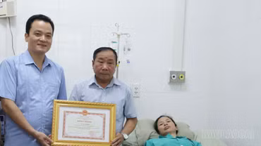 UBND tỉnh Lào Cai trao Bằng khen cho người phụ nữ cứu người trong dông lốc ở phường Nghĩa Lộ