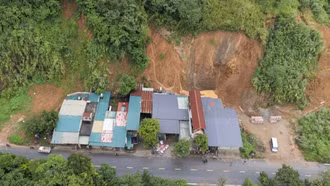 Bảo Hà: Xuất hiện vết nứt lớn trên đồi, di dời khẩn cấp 10 hộ dân