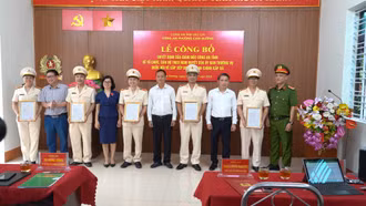 Trao quyết định bổ nhiệm Phó Trưởng Công an phường Cam Đường và bố trí cán bộ