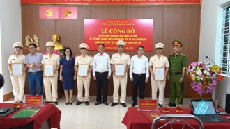 Trao quyết định bổ nhiệm Phó Trưởng Công an phường Cam Đường và bố trí cán bộ
