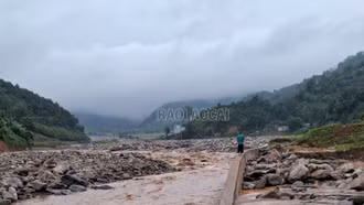 Nước suối dâng cao gây chia cắt giao thông trên tuyến ĐT.153 và ĐT.156, xã Trịnh Tường