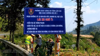 Quốc lộ 4D: Bổ sung biển cảnh báo khổ lớn, tăng nhắc nhở an toàn trên đường đèo dốc