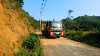 Đường mở rộng, cột điện vẫn “án ngữ”, tiềm ẩn nguy cơ mất an toàn giao thông