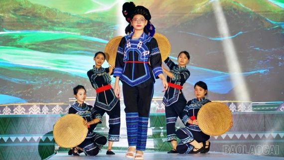 “Lúng liếng non cao” – show thời trang tôn vinh văn hóa vùng cao Tây Bắc