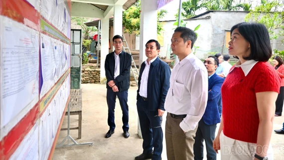 Trưởng ban Tổ chức Tỉnh ủy Phạm Toàn Thắng kiểm tra công tác chuẩn bị bầu cử tại các xã Dương Quỳ, Nậm Chày và Văn Bàn