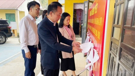 Phó Chủ tịch Thường trực HĐND tỉnh Vũ Quỳnh Khánh kiểm tra công tác bầu cử tại xã Thác Bà và Yên Thành