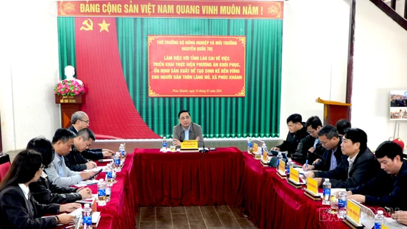 Thứ trưởng Bộ Nông nghiệp và Môi trường Nguyễn Quốc Trị kiểm tra công tác khôi phục sản xuất, tạo sinh kế bền vững tại thôn Làng Nủ