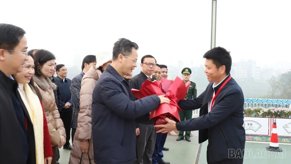 Đoàn đại biểu tỉnh Lào Cai xuất cảnh bắt đầu chuyến công tác tại thành phố Trùng Khánh, Trung Quốc