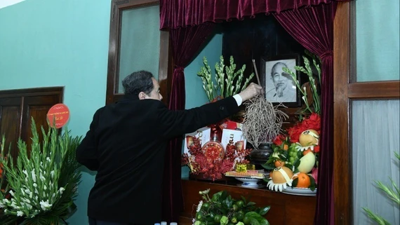 Chủ tịch Quốc hội Trần Thanh Mẫn dâng hương tưởng nhớ Chủ tịch Hồ Chí Minh tại Nhà 67
