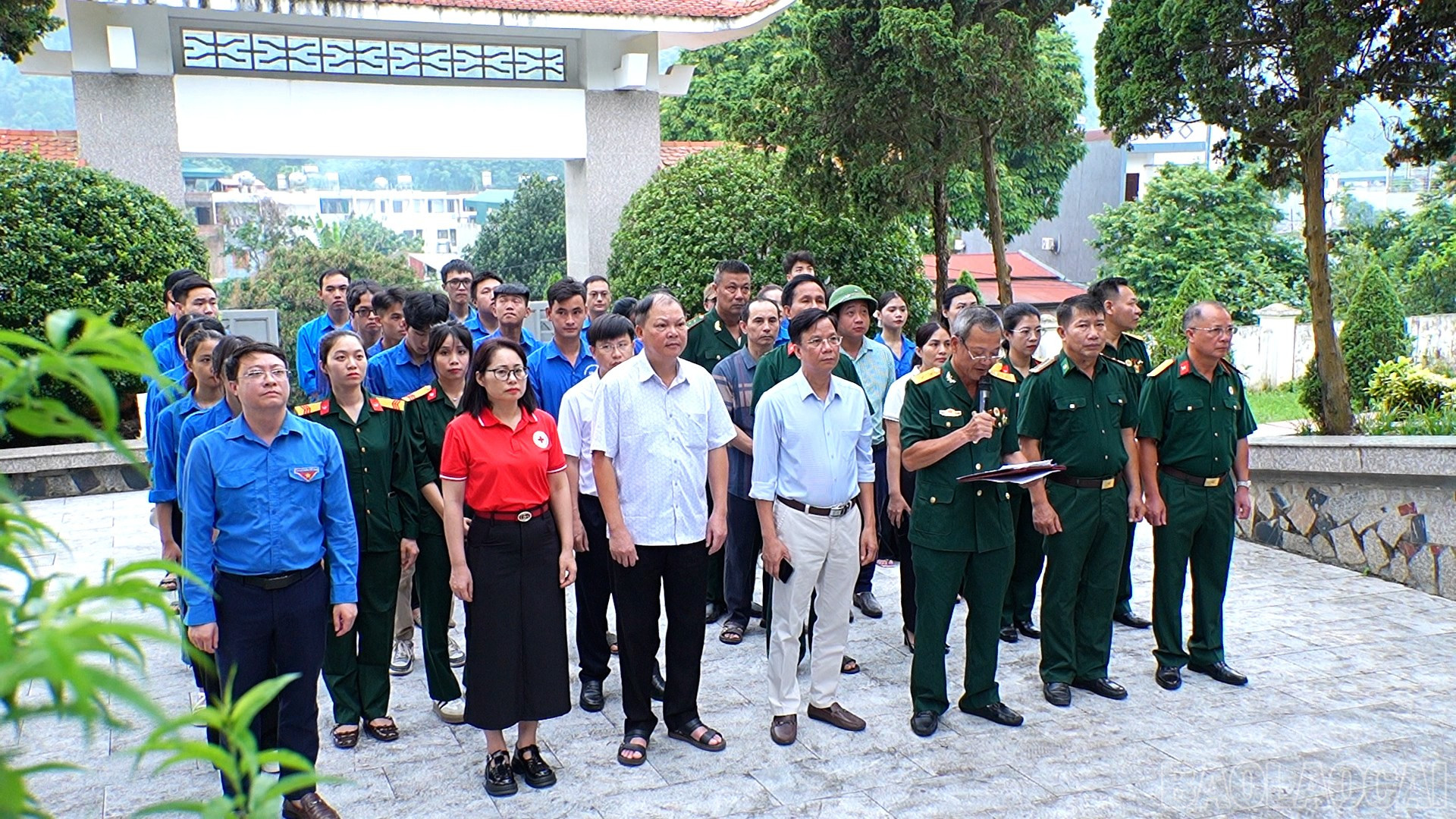 Các đại biểu tham dự buổi lễ dâng hương, đặt vòng hoa tại nghĩa trang phường Cam Đường. baolaocai-br_chi-167a.jpg
