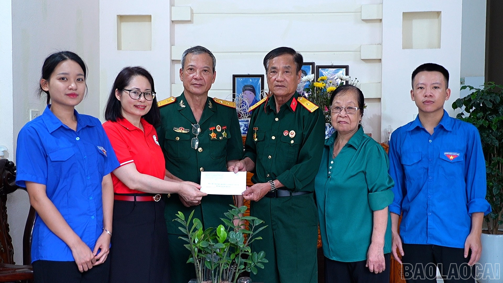 Các đại biểu thăm hỏi, tặng quà gia đình có công với cách mạng. baolaocai-br_chi-167c.jpg