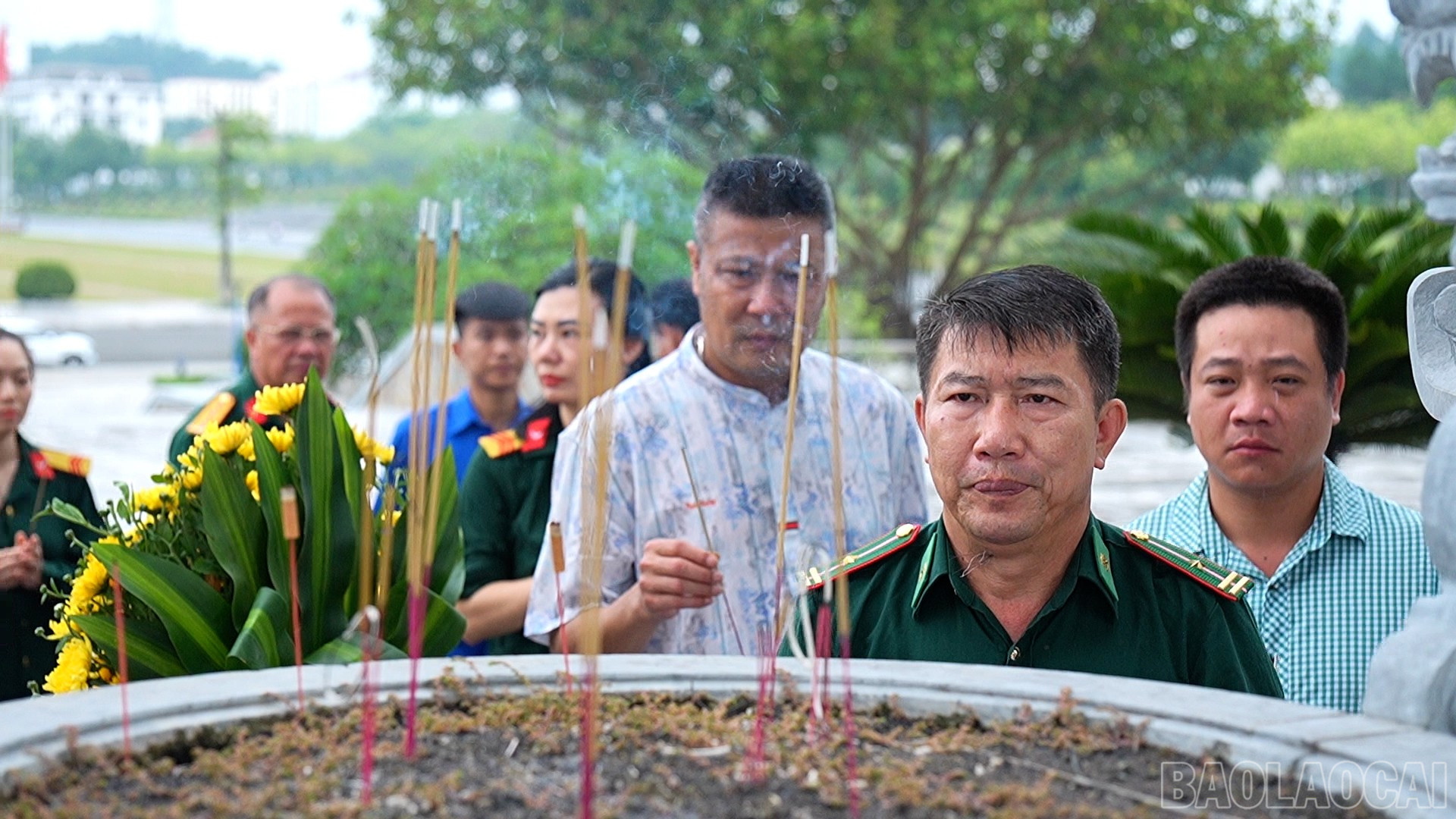 Các đại biểu dâng hương tại Đài tưởng niệm các anh hùng liệt sĩ. baolaocai-br_chi-167b.jpg