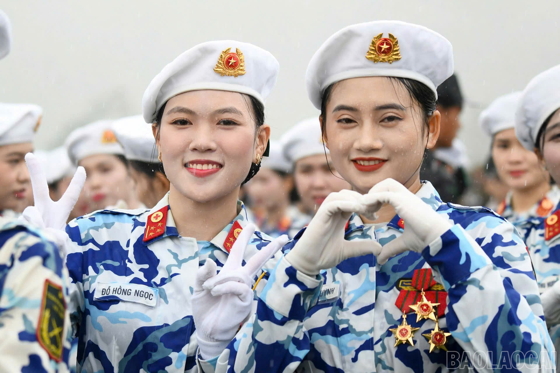 Hồng Ngọc cùng các nữ chiến sĩ Khối Quân y trên thao trường. (Ảnh: nhân vật cung cấp.) baolaocai-br_chi-3084.jpg