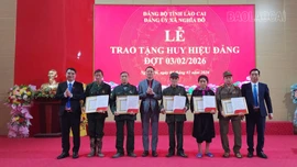 Nghĩa Đô trao Huy hiệu Đảng tặng các đảng viên đợt 3/2