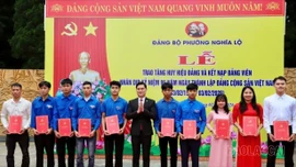 Đảng ủy phường Nghĩa Lộ kết nạp 11 đảng viên mới nhân kỷ niệm 96 năm Ngày thành lập Đảng