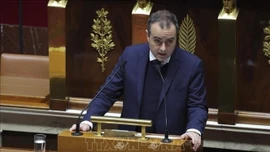 Thủ tướng Pháp vượt qua cuộc bỏ phiếu bất tín nhiệm