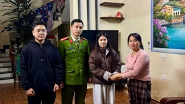 Công an xã Mường Khương hỗ trợ người dân tìm lại chiếc kiềng vàng 2 chỉ