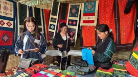 Giới trẻ Hà Nội thích thú khám phá không gian văn hóa Mông