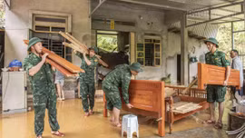 Cán bộ, chiến sĩ Đồn Biên phòng Cửa khẩu Quốc tế Lào Cai khẩn trương giúp Nhân dân khắc phục hậu quả mưa lũ